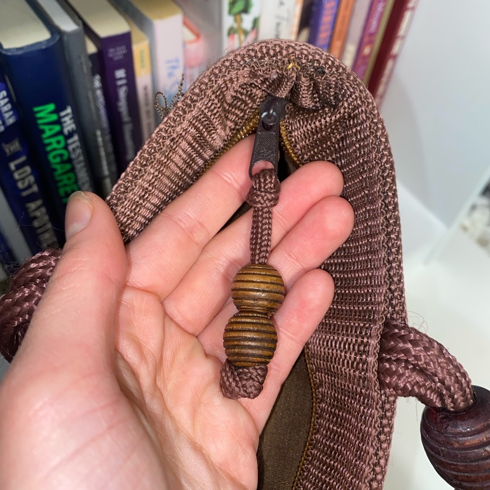 🐚 Woven Straw Tote Bag with Wooden Beads - Picture 4 of 5